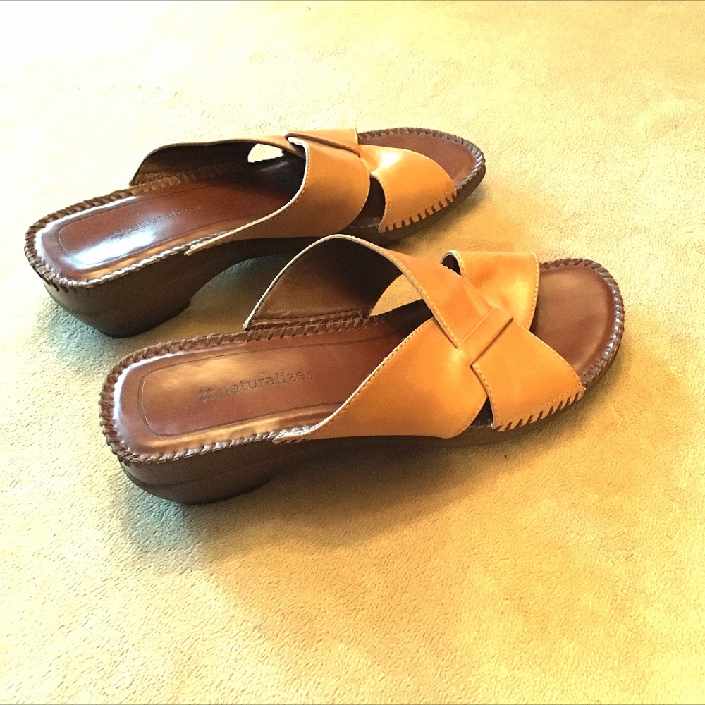 8 1/2 W Naturalizer Low-Heel Comfort Tan Sandals